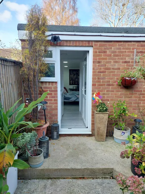 Self Contained Annexe - Unrestricted Parking - Image 1