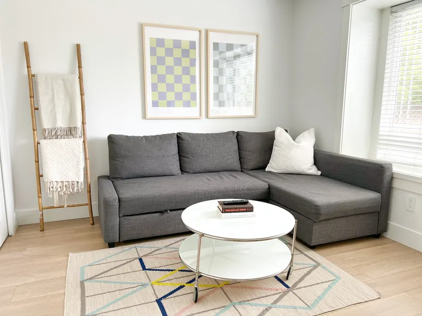Clean modern suite, parking - Image 1