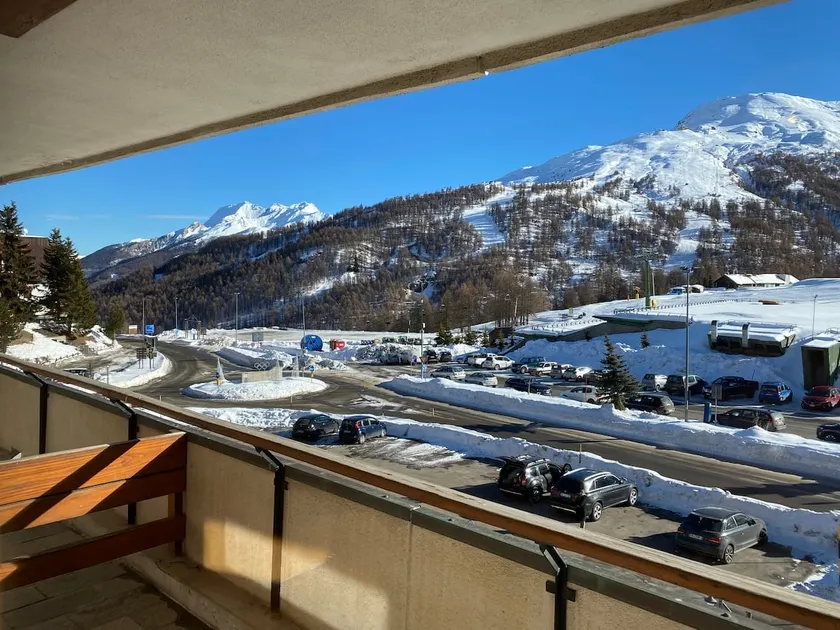 Sestriere Gem Comfy Apartment with Ski Views - Image 1