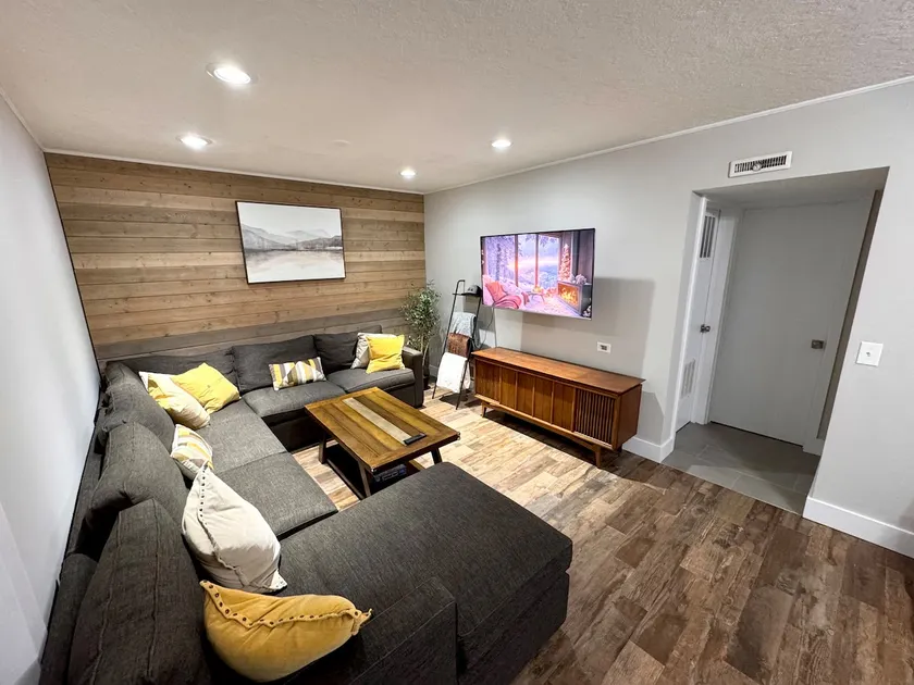 Cozy 3-Level Home in a Quiet Cul-de-Sac - Image 1