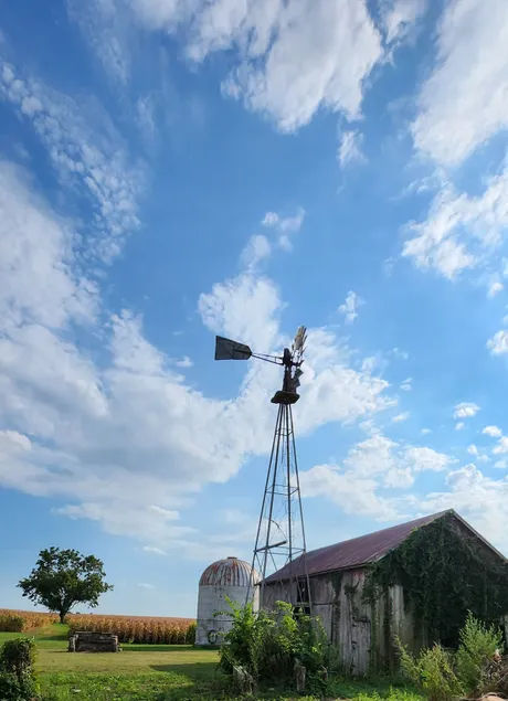 Nauvoo Windmill Farmhouse | Sleeps 10-12 - Image 1