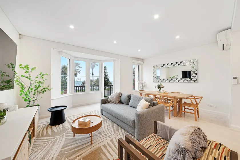 Hazel U2 Beachfront with balcony and 2 bedrooms - Image 1