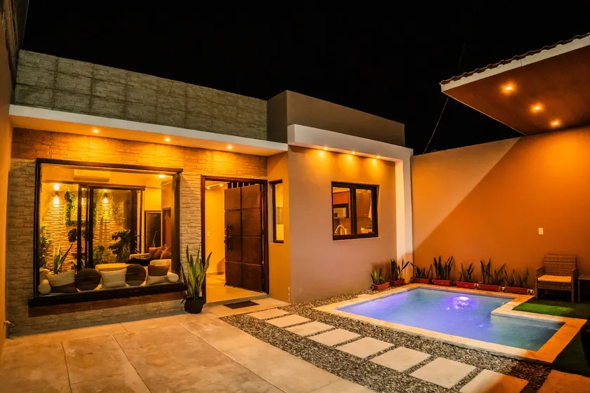 Arcadia House 4 minutes from Airport with Pool - Image 1