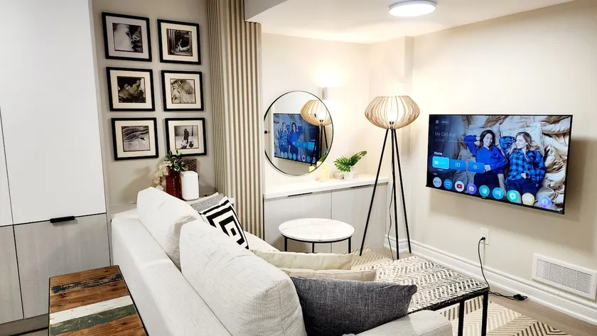Modern Urban Oasis with Exclusive Design & Parking - Image 1