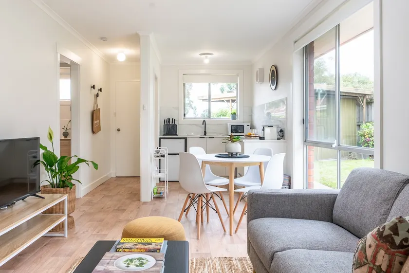 Stylish and cosy retreat walk to Bellerive Beach - Image 1
