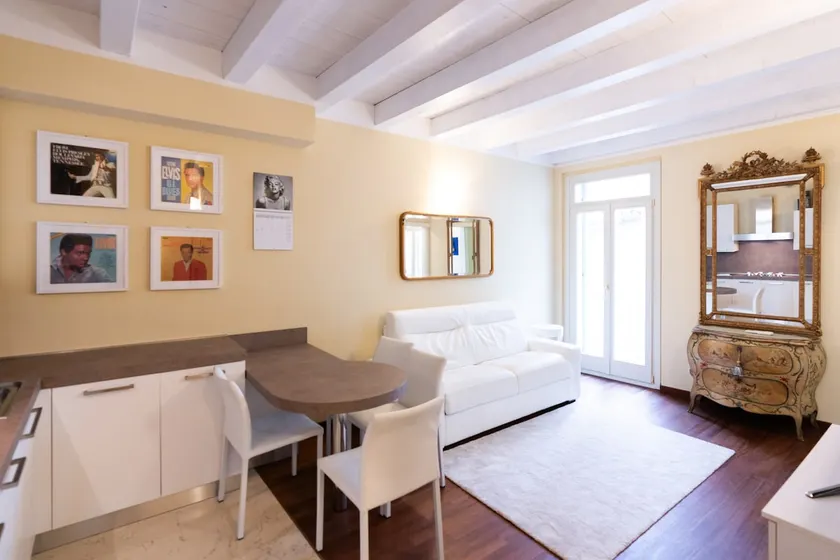 Modern and stylish, next to Piazza Erbe - Image 1
