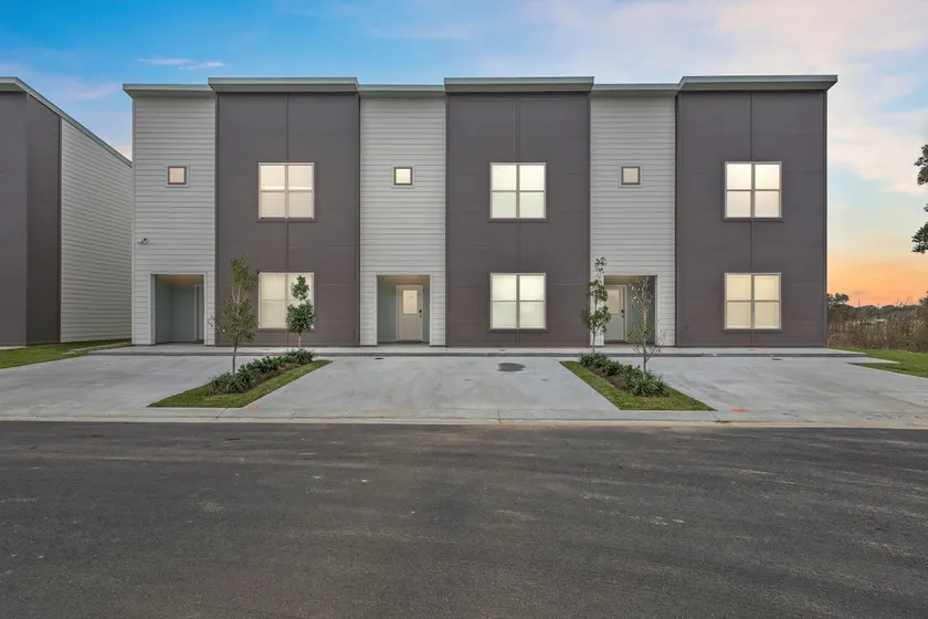 Cozy Elegance: Townhome 211 *missing door* - Image 1