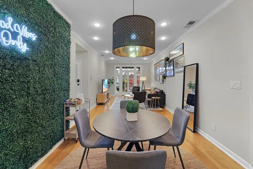 Stylish Escape | Balcony Views & Prime Location! - Image 1