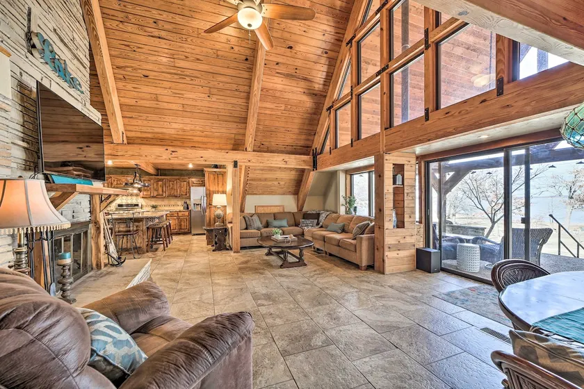 Spacious Lakefront, sleeps 12! Kayak rental! - Image 1