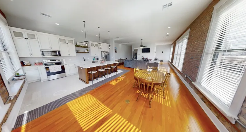 Stunning 3 Bed 2 Bath Apartment - Image 1