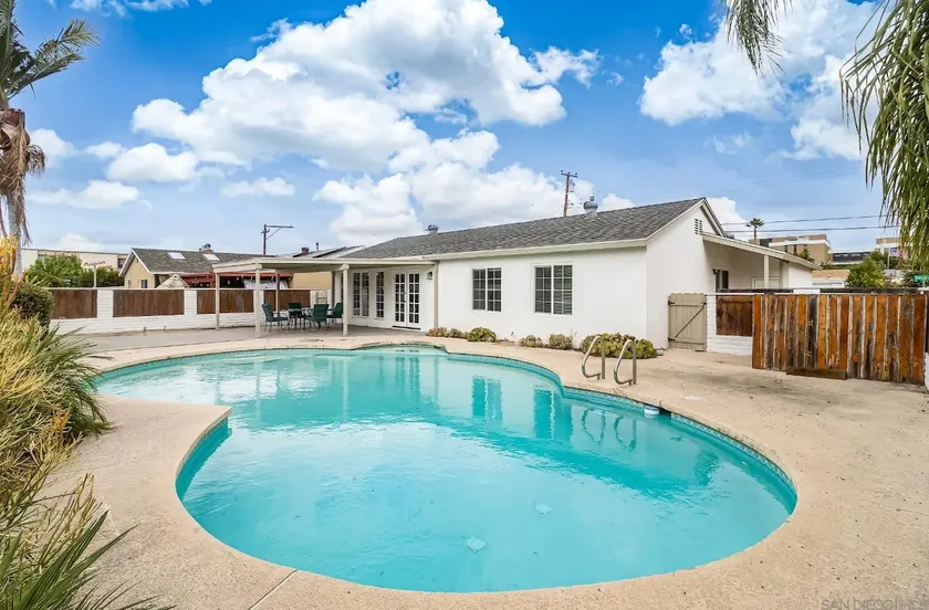 Heated pool, entire home, Free Parking, BBQ, Pets - Image 1