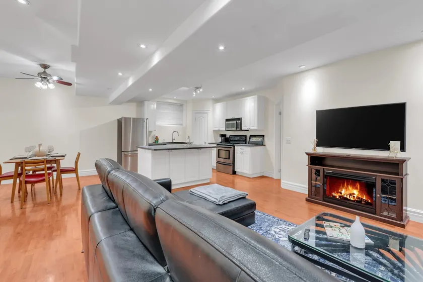 2 br Suite in heart of Inglewood - Image 1