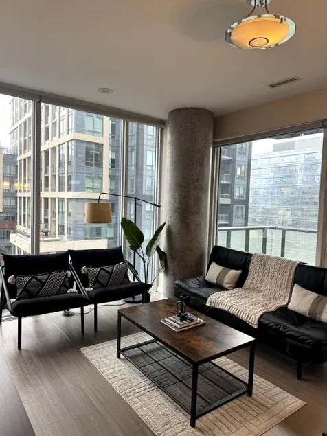 Downtown Modern Suite+Parking - Image 1