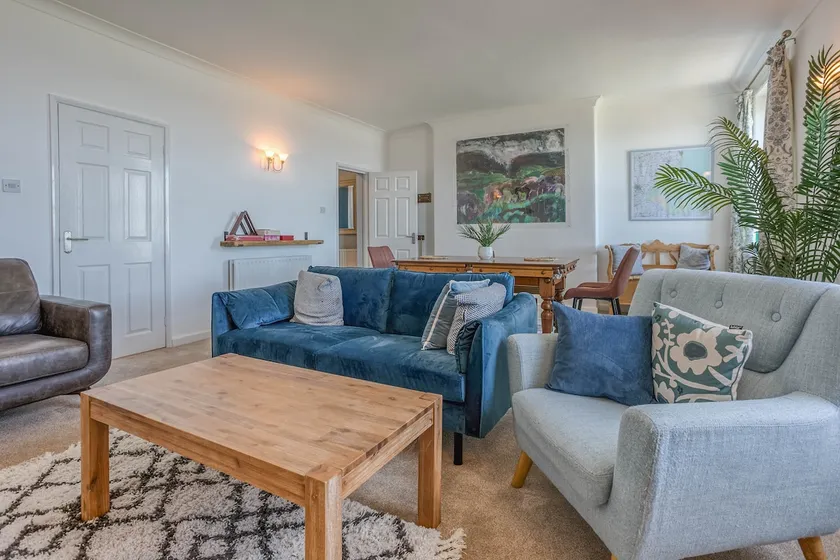 Seafront Apartment - Spacious flat with sea views - Image 1