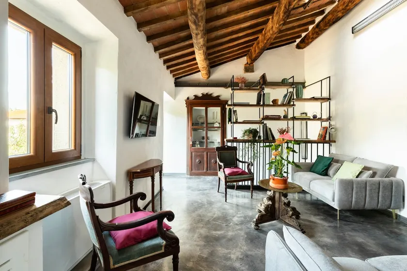 18th-century farmhouse in Cortona, garden, and 4 bathrooms - Image 1