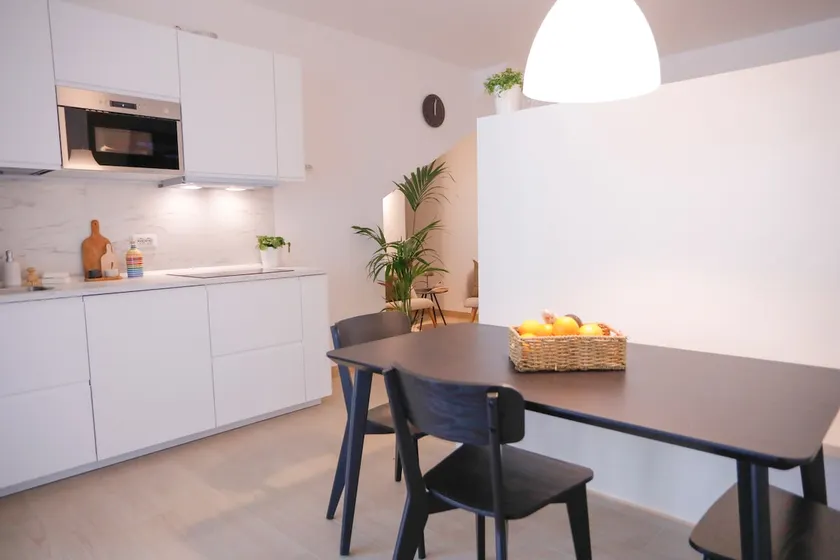 Studio Apartment with Kitchen and Queen Size Bed - Image 1