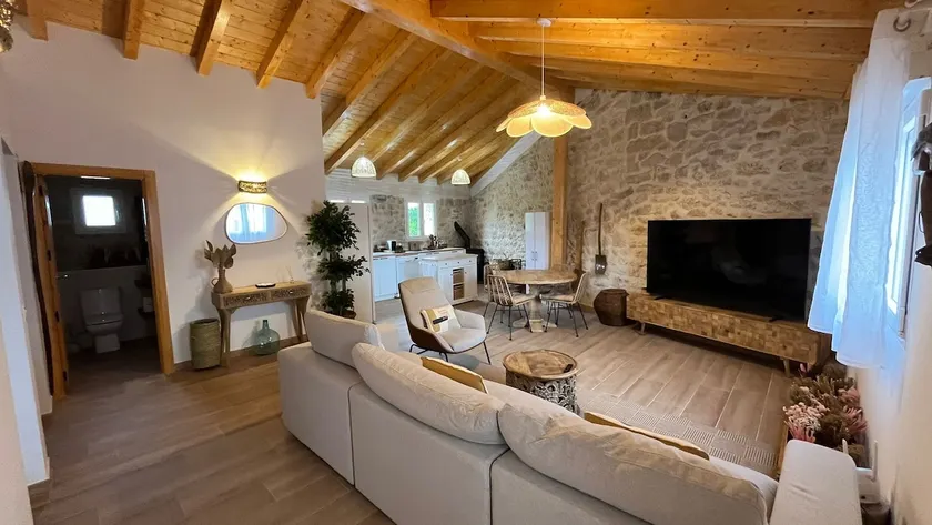 Exclusive Ribera del Duero - TV 75 pulgadas, Netflix gratis y Wifi - Image 1
