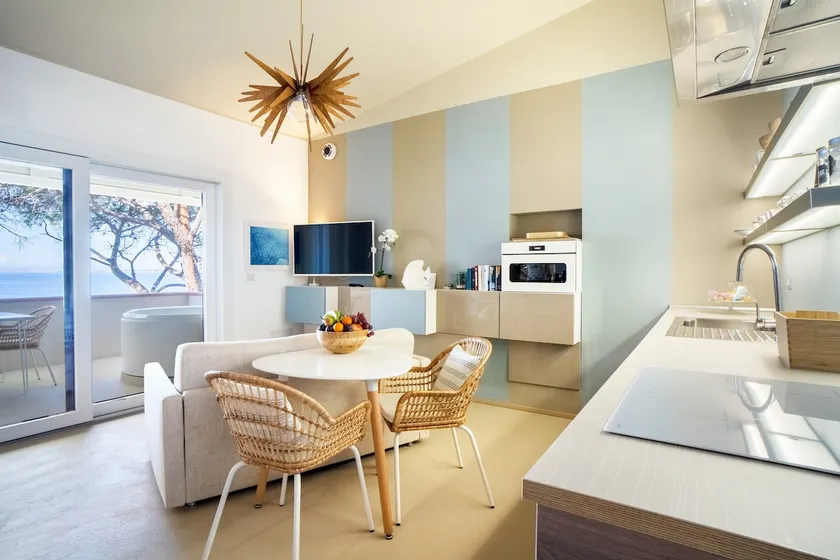LUXORY SUITE BY THE SEA WITH JACUZZI - Image 1