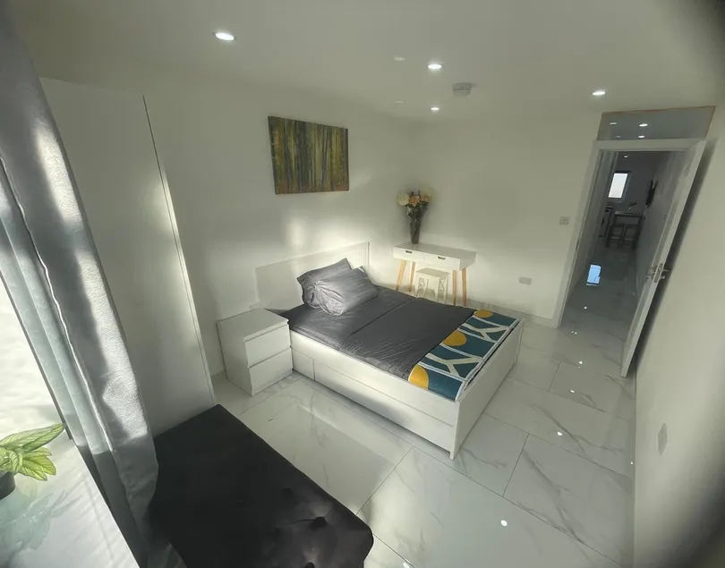 Newly built modern flat with free parking close to London Luton airport and L&D hospital - Image 1