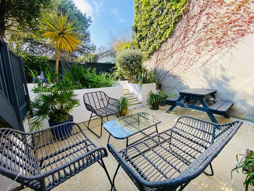 Stunning Garden Apt, Newly Refurbished & Parking - 5 mins walk to the beach! - Image 1