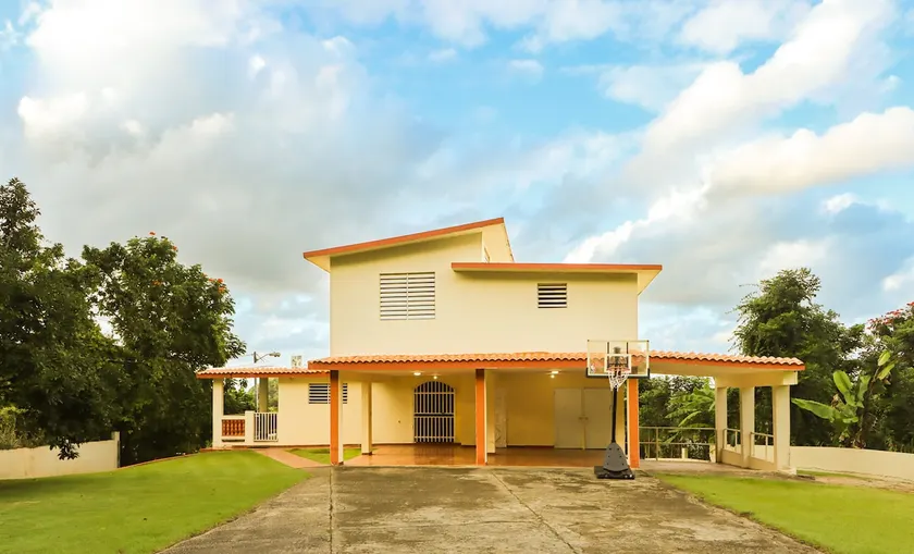 Casa Arostegui – Spacious Retreat Near the Beach - Image 1