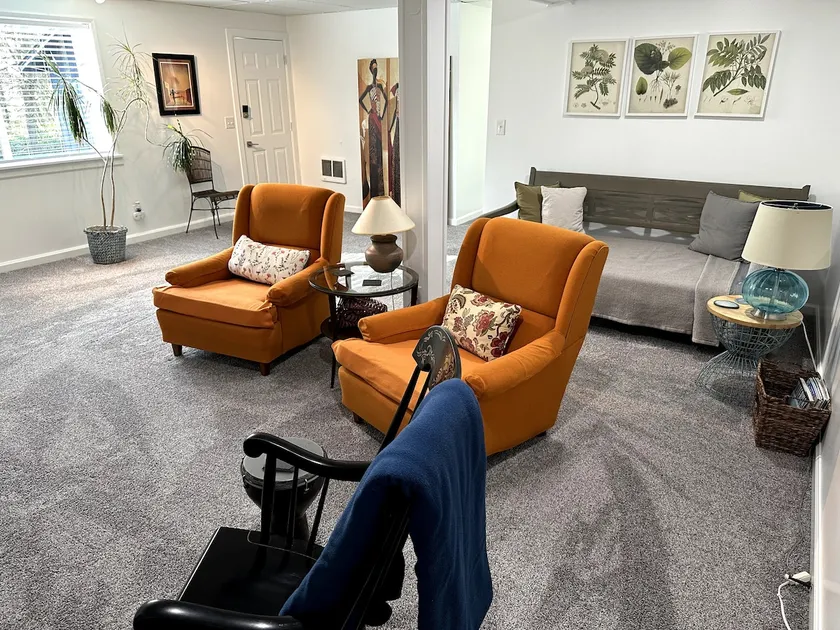 Apartment with Amenities & Relaxing Outdoor Space - Image 1
