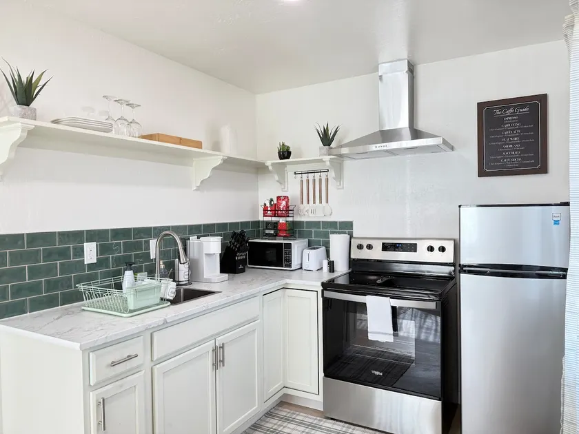 New Modern BOHO 2B GuestHouse w Pool access - Image 1