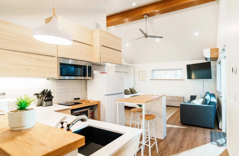 Boutique Riverside Loft Near Downtown - Image 1