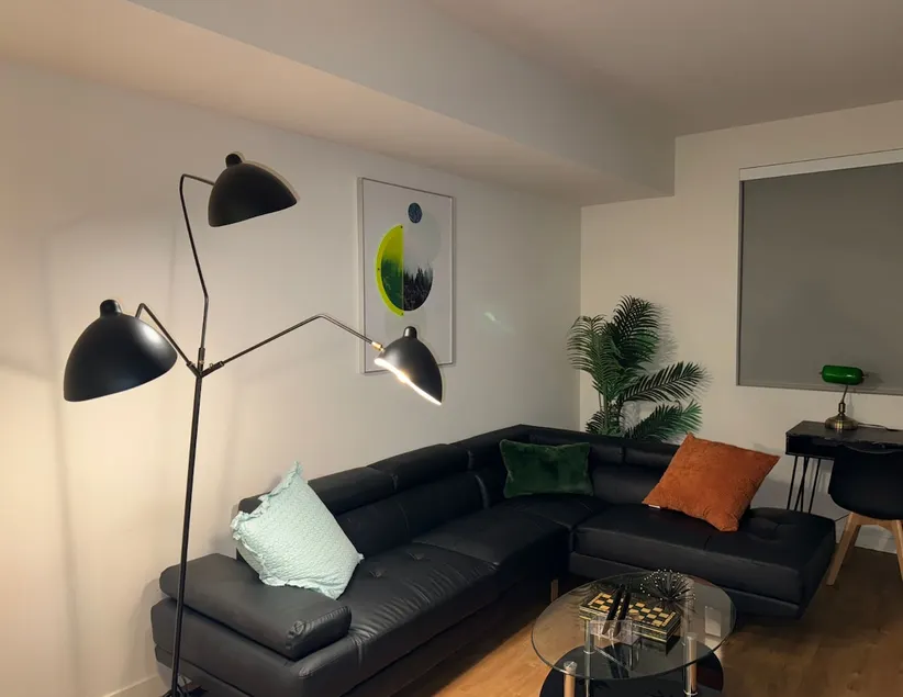 Bright & Charming 2BR/2BA Apartment in Glendale - Image 1