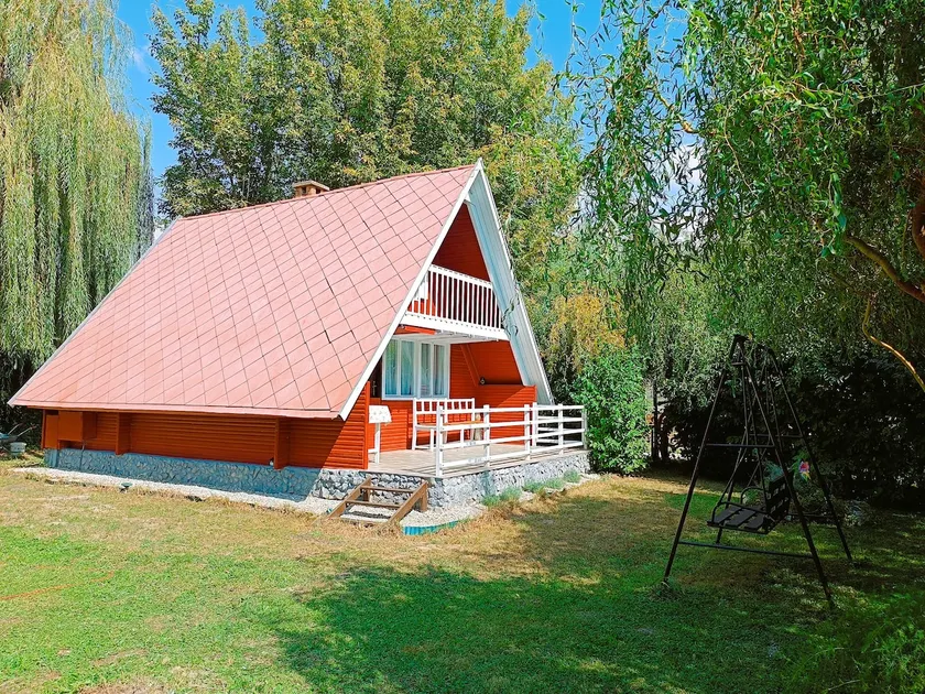 Lakefront cottage - Image 1