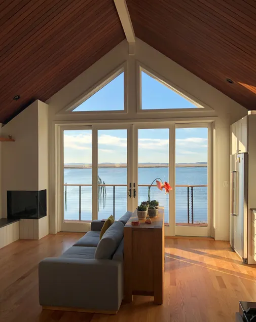 Waterfront Escape - Close to Airport & Downtown - Image 1