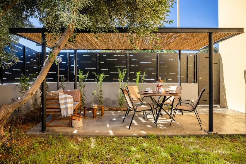 Blu House Design with garden - Image 1