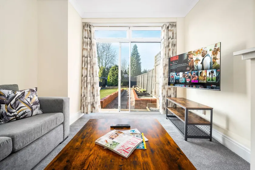 Modern stylish home, Garden, Parking, WiFi - Image 1