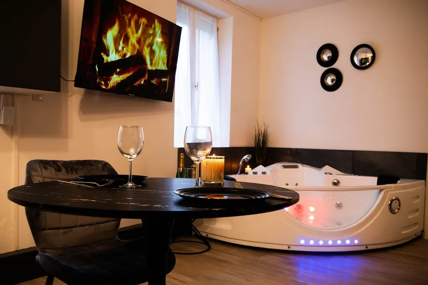 Romantic 2-Room Suite – Private Hot Tub/Spa - Image 1