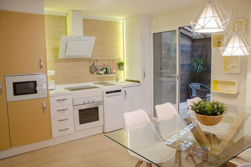 Spacious and bright beach area - Image 1