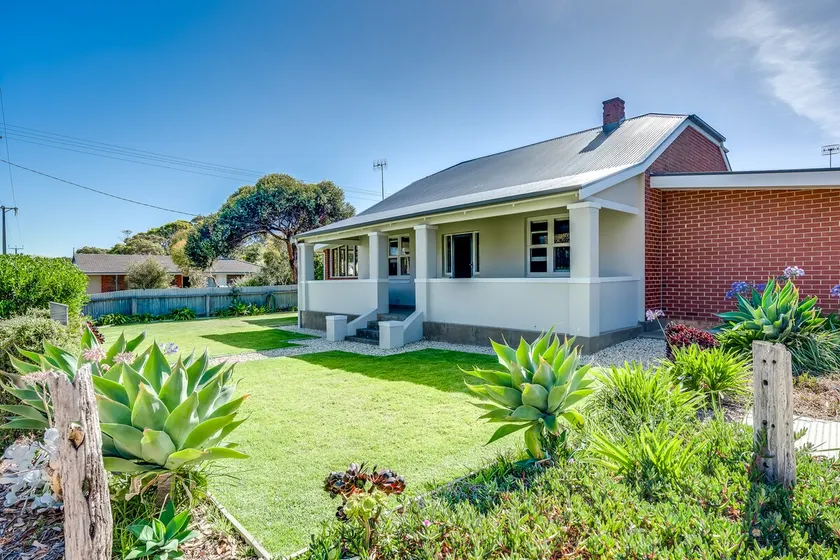 Bungalow on Hutton - Coastal Charm in Port Elliot - Image 1