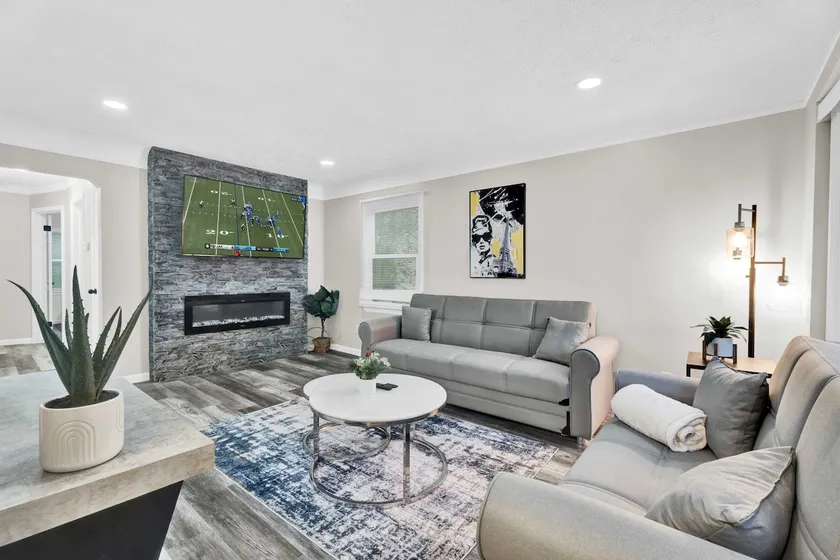 3BR Royal Oak Bungalow | Sleeps 8, Golf & Downtown - Image 1