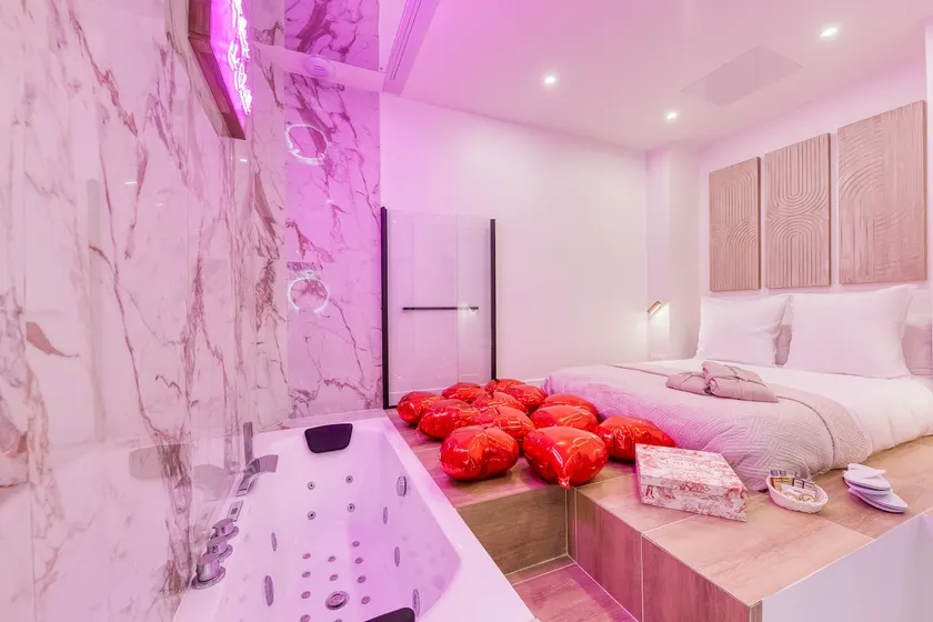 Romantic, Cozy Jacuzzi, Home Cinema, Paris 10 min - Image 1