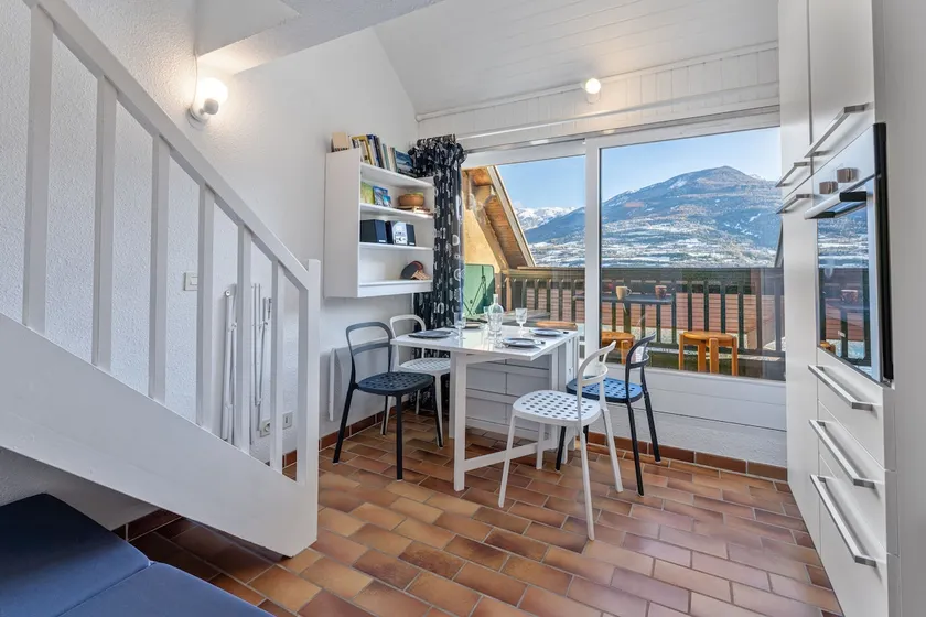 Duplex with stunning lake and mountain views - Image 1