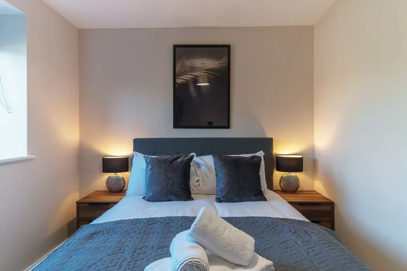 Stylish two-bedroom Salford Quays apartment - Image 1