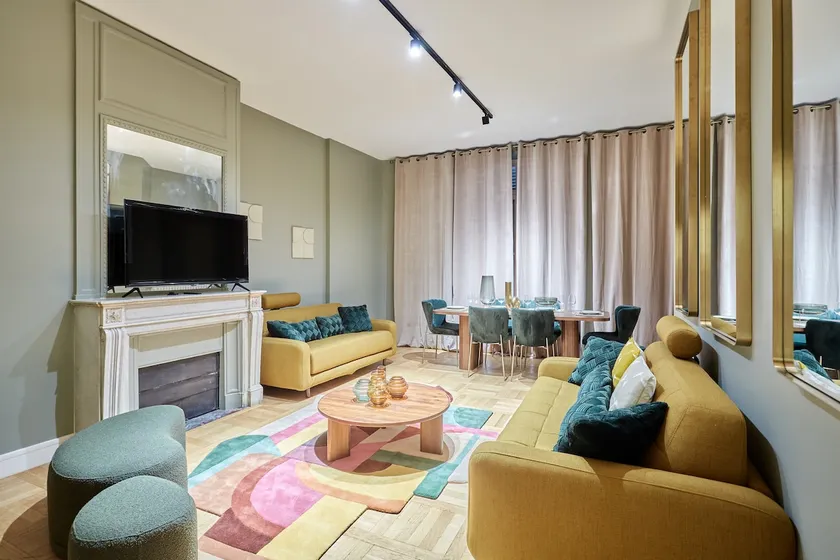 Large Elegant Apartment – Paris 16th - Image 1
