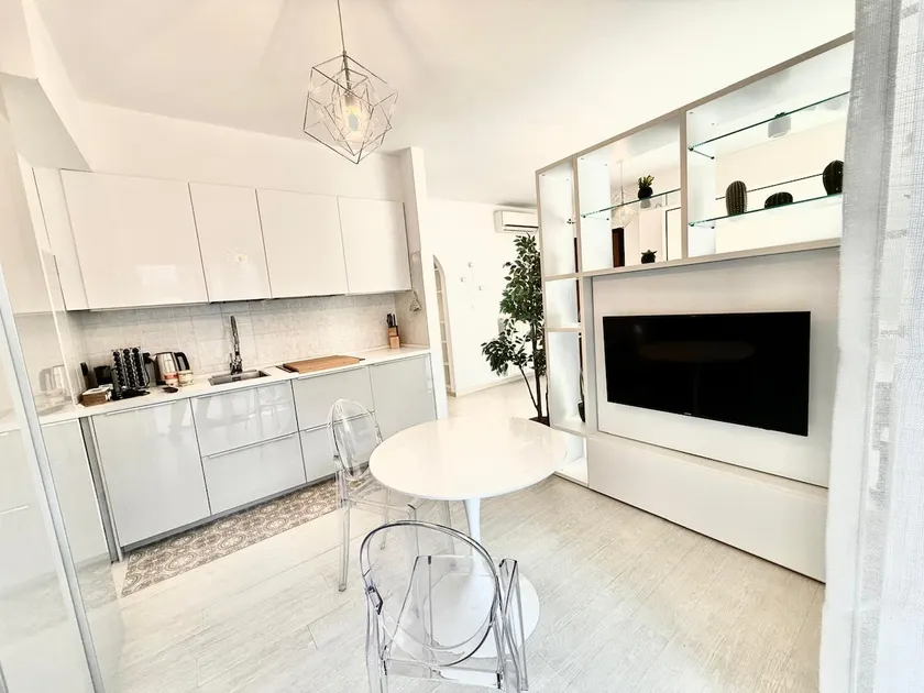 [Live House] Penthouse, Spacious and Bright Studio - Image 1