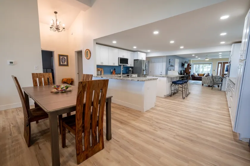 Lakeside Bluff House +Private Suite - Image 1