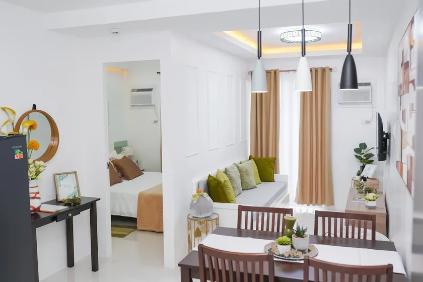 Cozy Crib Suite Condo with Balcony Pool & Gym - Image 1
