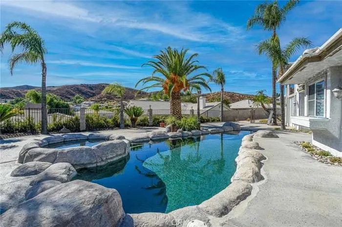 Saltwater Pool w Jet'd Spa-BBQ-King Bed-AC-6 TV's - Image 1