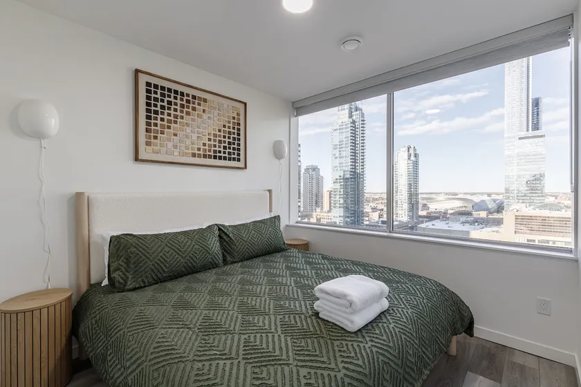 Stunning Views, King Bed, Rogers, UG Parking + Gym - Image 1