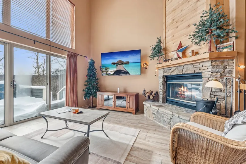 Sleeps 10, 3BR/6 bed, Hot Tub, POOL, Free Shuttle - Image 1