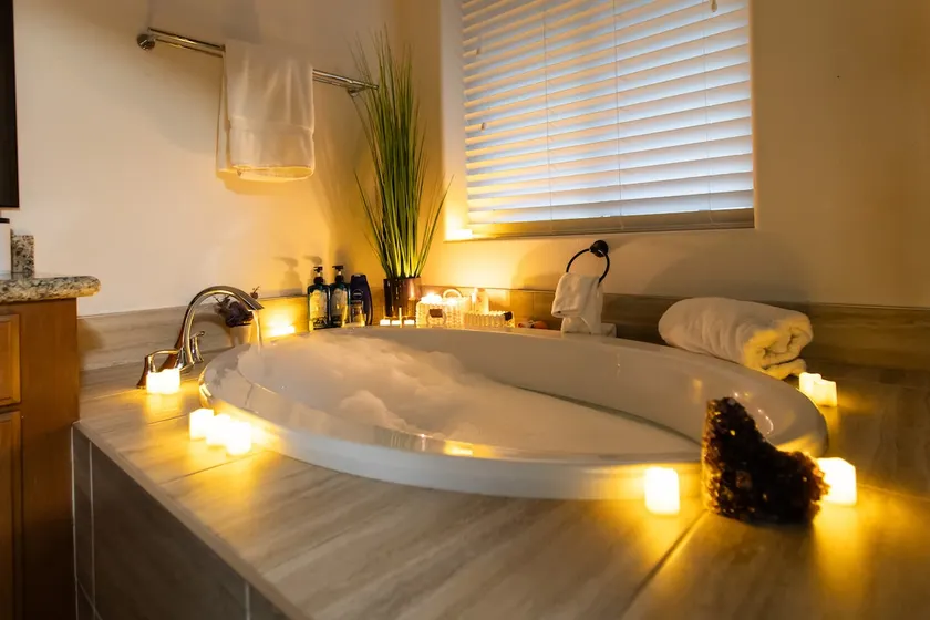 Cozy Private Suite Near Legoland & Beach + Spa Tub - Image 1