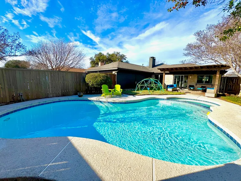 Resort with Heated Pool Hot Tub in Richardson - Image 1