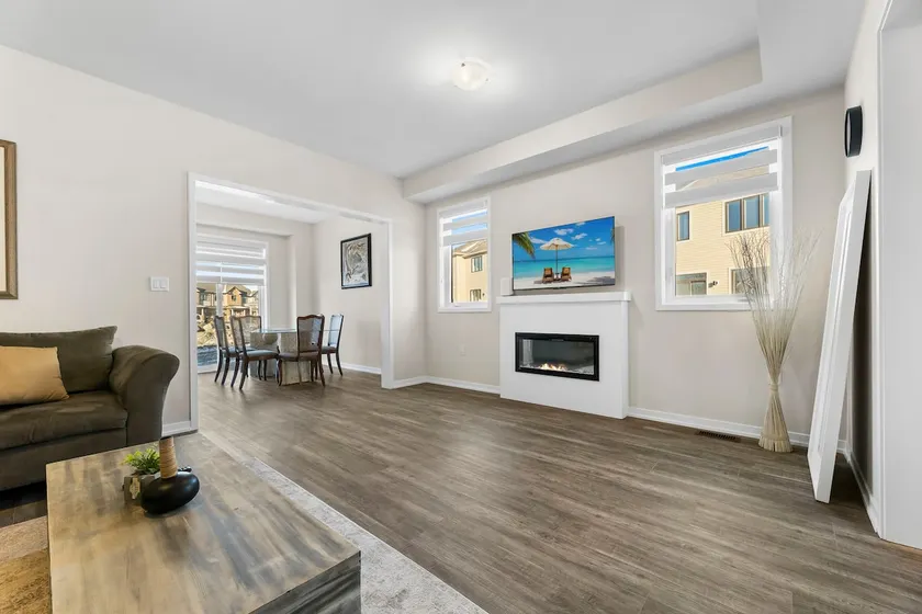 Eagles Cove: Stylish 4B/2.5B, Kitchen, Parking! - Image 1